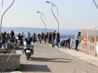 Çanakkale'de vatandaşlar koronavirüs salgınına rağmen sahilde balık tuttu