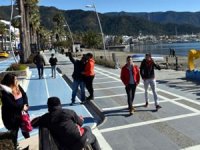 Muğla'da sıcak hava koronavirüsü unutturdu, sahiller doldu