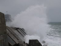 Rüzgar nedeniyle dalgalar mendireği aştı