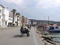 İzmir Foça'da sahillerde yürüyüş yapmak ve balık tutmak hafta içi de yasaklandı
