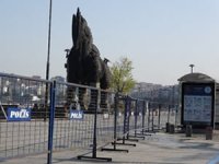 Çanakkale'de sahil boyu bariyerlerle kapatıldı