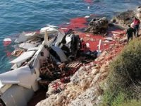 Mersin'de domates yüklü tır denize uçtu