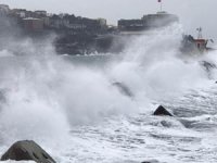 Zonguldak'ta dalgalar mendireği aştı
