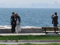 Sahilde sosyal mesafesiz hatıra fotoğrafı