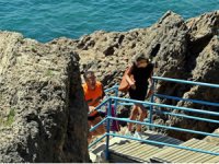 Antalya’da kayalık alanda deniz keyfi yapmak isteyen çoğunluğu turist 7 kişi, polis tarafından uyarıldı