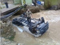 Kamyonet dereye uçtu: 2 kişi boğulmaktan son anda kurtarıldı