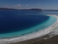 Salda Gölü'nden Millet Bahçesi projesi için alınan kumlar eski yerine getiriliyor