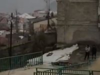 Hakkari'de yağmur yağışıyla dere taştı