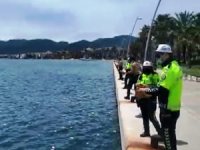 Marmaris polisi denizdeki balıkları besledi