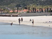 İzmir'de yasağa rağmen denize girdiler