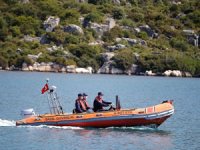 'Vefa ekibi' Kaleköy sakinlerinin ihtiyaçlarını tekneyle ulaştırıyor