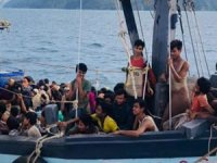 Arakanlılar aylardır açık denizde aç ve susuz