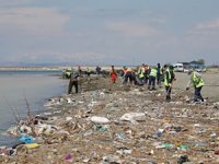 100 kişilik ekip Van Gölü sahilinde 110 ton çöp topladı