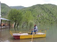 Strafor, tahta ve saçtan kendi kayığını yaptı