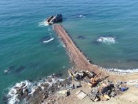 Karaya oturan gemi parçalanarak karaya çıkartılıyor