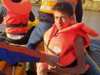 Nehrin ortasındaki adacıkta mahsur kalan çocuk botla kurtarıldı