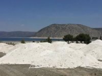 Salda Gölü’nün kumları eski yerine alındı