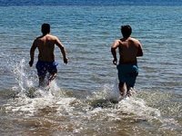 Yasağa rağmen denize girenlere para cezası