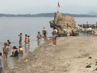 Sıcaktan bunalanlar soluğu denizde aldı