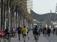 Plajlara akın eden Barselonalılar, kuralları hiçe saydı