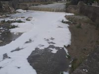 Şehrin merkezinden geçen dere köpürdü