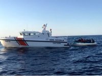 Antalya'da denizde mahsur kalan 14 sığınmacı kurtarıldı