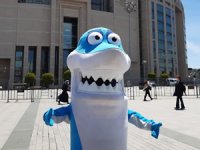 Deniz kirliliğine dikkat çekmek isteyen 'balık'tan temsili suç duyurusu