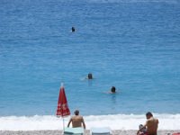 Ölüdeniz’de sosyal mesafeli deniz keyfi