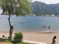 Marmaris plajlarında sosyal mesafe var, maske yok