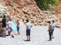 Kısıtlamayı ihlal edip denize girenler polisten kaçamadı