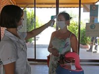 Lara Plajı’nda tedbirli deniz keyfi