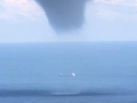 Seyir halindeki yük gemisi, denizde oluşan hortumdan kıl payı kurtuldu