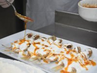 Foça’da yoğurtlu balık tabuları yıkıyor