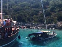 Bodrum'da kayalıklara çarpan Alina isimli tekne karaya oturdu