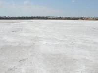 Edirne'de suyu buharlaşan gölün tuz tabakası ortaya çıktı