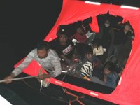 Kuşadası Körfezi'nde 16 düzensiz göçmen kurtarıldı