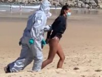 İspanya'da korona virüse yakalanan kadın sörf yaparken yakalandı
