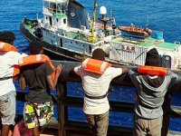 'Maersk Etienne' isimli kargo gemisinin kurtardığı göçmenlerin bekleyişi sürüyor