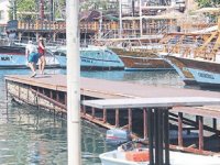 Kaleiçi Yat Limanı’nda çökmek üzere olan iskele tehlike saçıyor