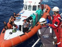 YMN Tanker Denizcilik’e ait Med Baltic isimli gemi, Sardinya Adası açıklarında batan bottaki 13 kişiyi kurtardı
