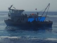 Mersin'de balıkçı teknesinde 90 düzensiz göçmen yakalandı