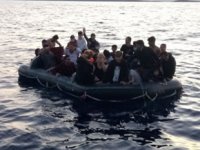 Yunan Sahil Güvenlik ekiplerinin Türk karasularına ittiği 33 göçmen kurtarıldı