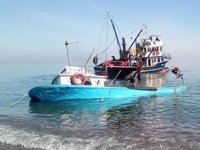 Karasu’da balıkçı teknesi alabora oldu