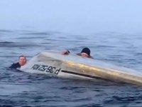 Rusya'da alabora olan teknedeki 3 balıkçı, son anda kurtarıldı