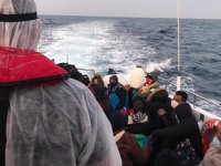Ölüme terk edilen göçmenleri Sahil Güvenlik ekipleri kurtardı