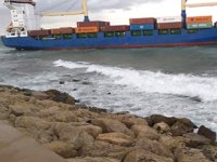 MSF Lady Haloum isimli Yunan konteyner gemisi, Trablus’ta karaya oturdu