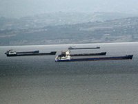 Yük gemileri rüzgar nedeniyle Sinop Doğal Limanı’na demirledi