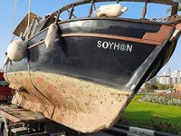 Gazimağusa’da taşınan tekne yola devrildi