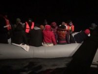 Denizde mahsur kalan göçmenlerin imdadına Sahil Güvenlik ekipleri yetişti