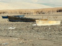 Eber Gölü tekne mezarlığına dönüştü